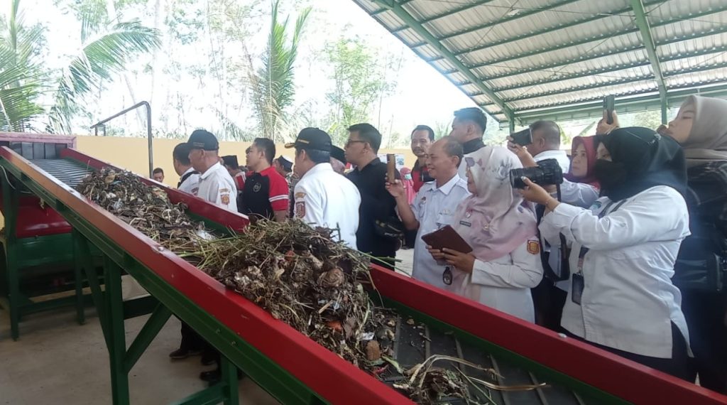 Uji coba penggunaan alat pencacah sampah organik dari awal hingga akhir di Sukoharjo Wonosobo tahun 2023.